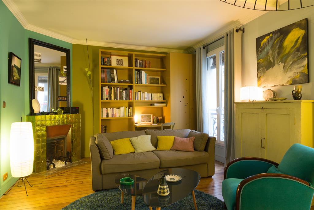 Petit salon coloré avec cheminée