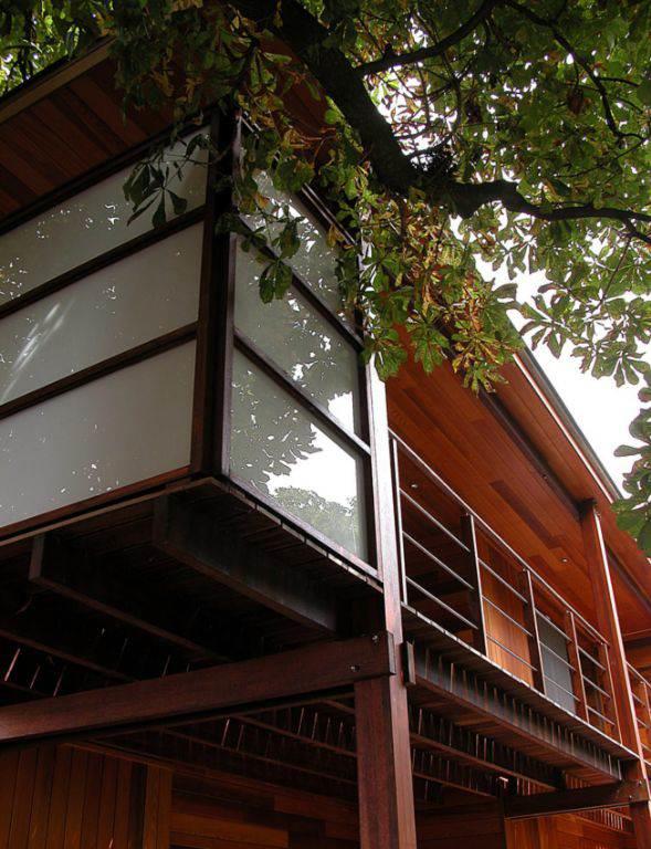 Détail du balcon qui permet presque de toucher le marronnier