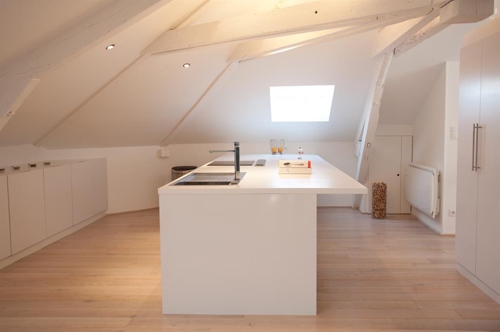Un écrin blanc pour une cuisine minimaliste sous combles 