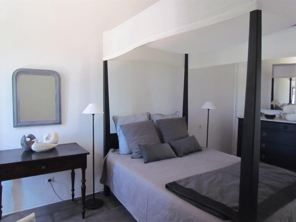 Chambre de style moderne avec baldaquin. Tons clairs 