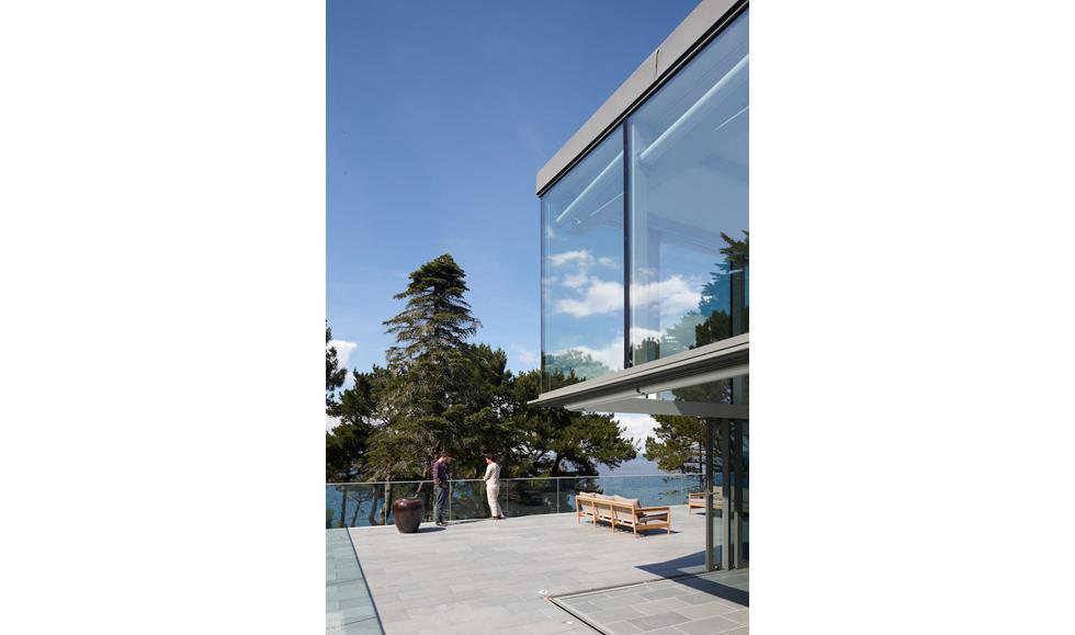 Terrasse béton avec porte à faux vitrée