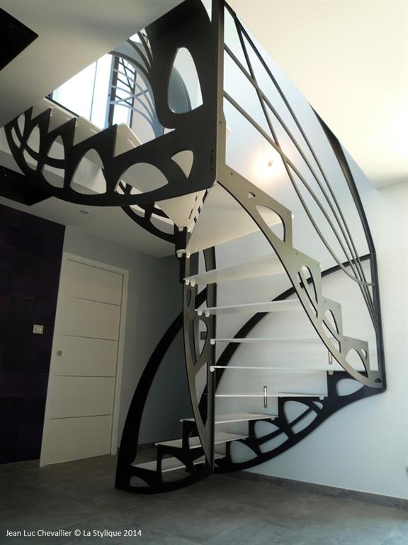 Cet escalier design double quart tournant inspiré des ailes d'un papillon