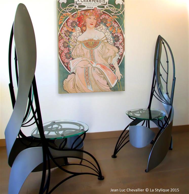 Cette chaise design en verre et métal de style Art Nouveau