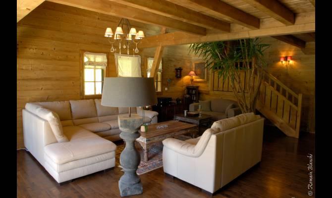 Salon traditionnelle avec murs et plafond en bois