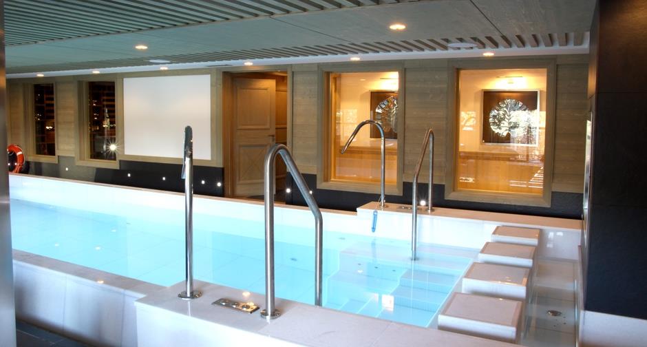 Plusieurs pièces donnent par des verrières directement sur la piscine intérieure