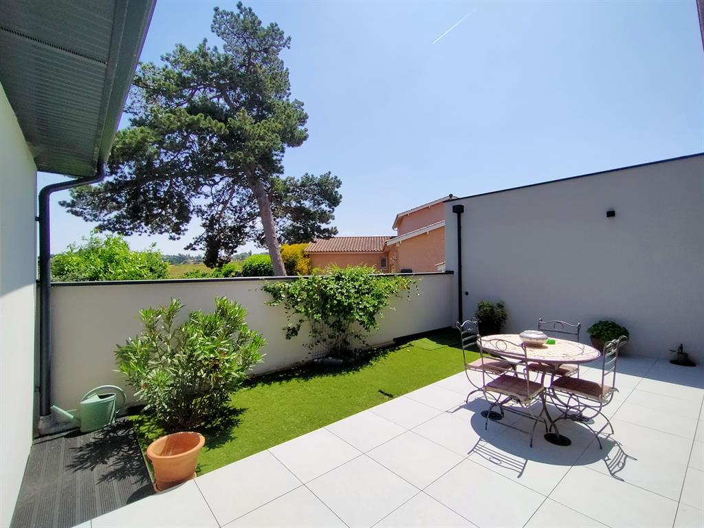 Patio extérieur EST dédié aux petits-déjeuners ensoleillés 