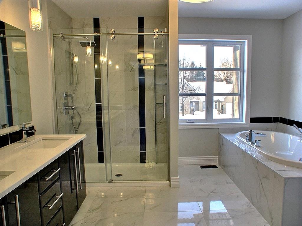 Salle de bain à dominante de marbre
