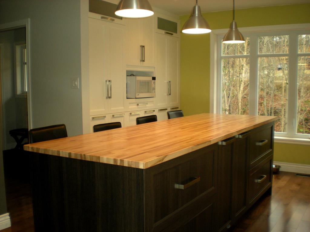 Ilot de rangement en bois noir et table en bois jaune
