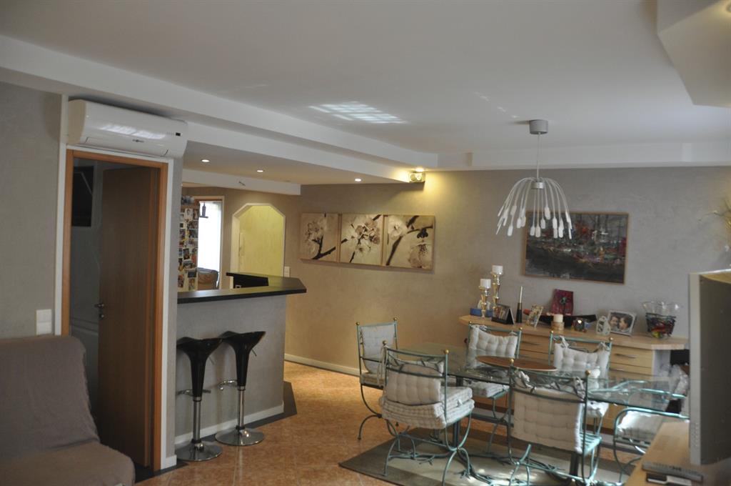 Pièce de vie ouverte avec salle à manger
