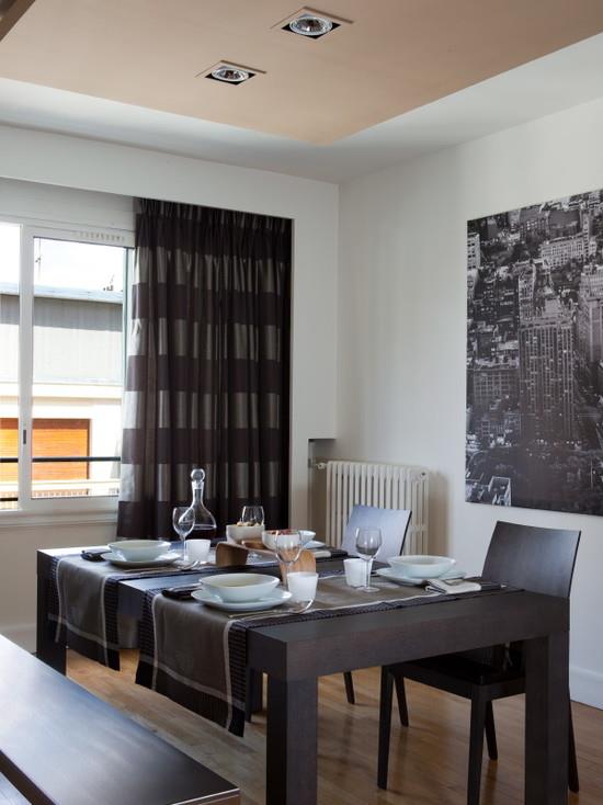 Salle à manger aux mobilier en bois noir 