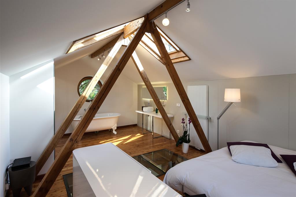 La chambre est accessible par un escalier