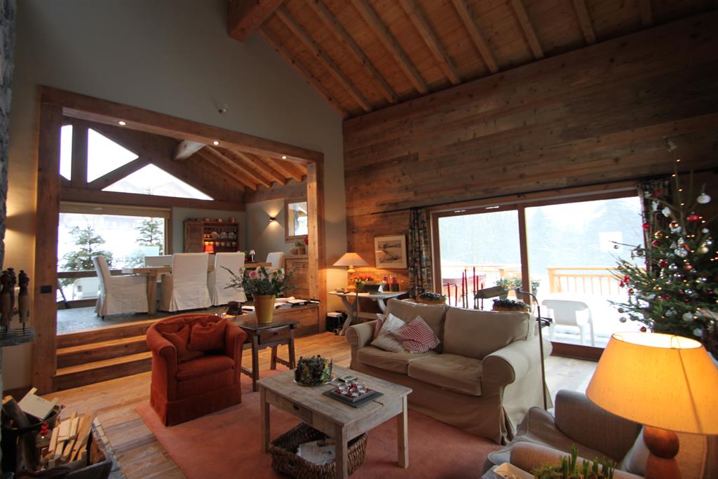 Salon chaleureux dans un chalet
