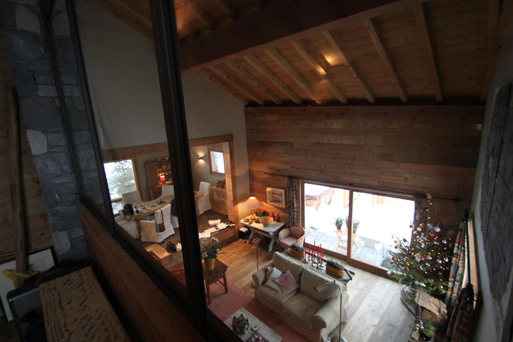 Salon cosy ambiance chalet vu depuis la mezzanine