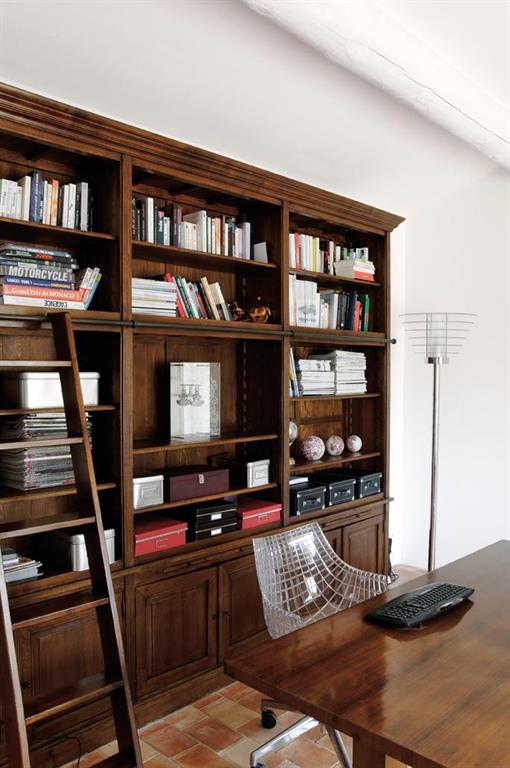 Bureau tout confort avec meuble bibliothèque en bois massif