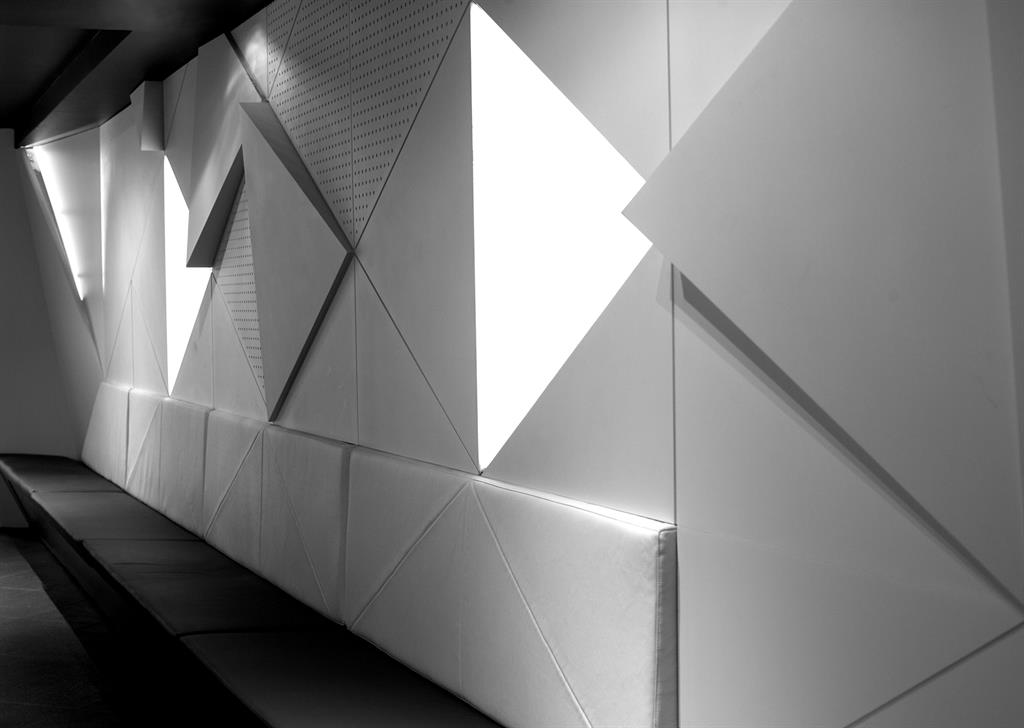 Détail banquette en triangle symétrie de l'éclairage mural