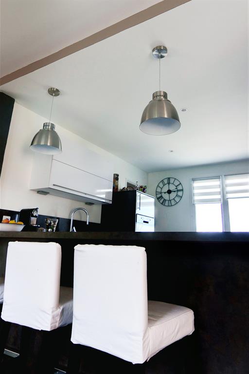 Cuisine moderne monochrome avec bar