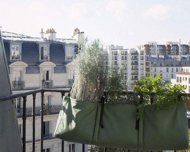 Balcon avec jardinière suspendue en toile