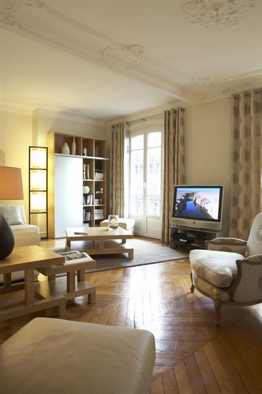 Salon classique d'un appartement avec moulures au plafond