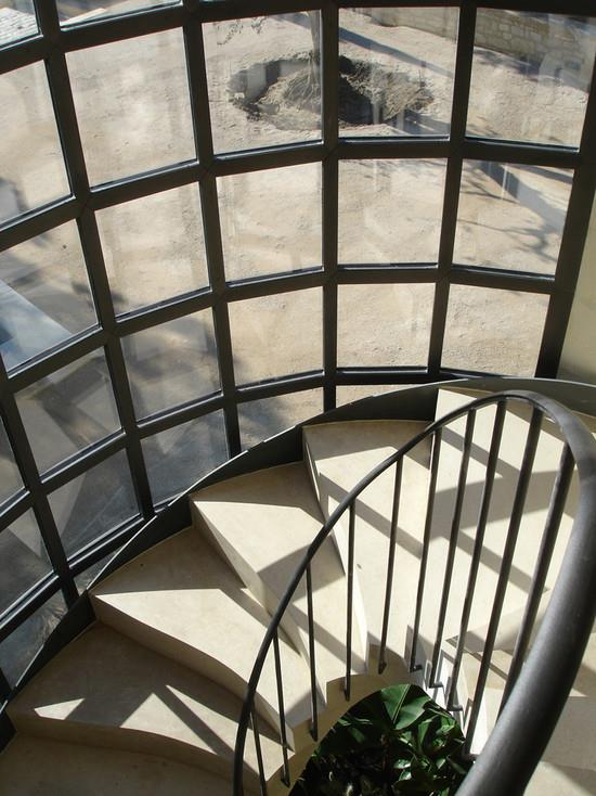 Escalier à l'intérieur de bow-window