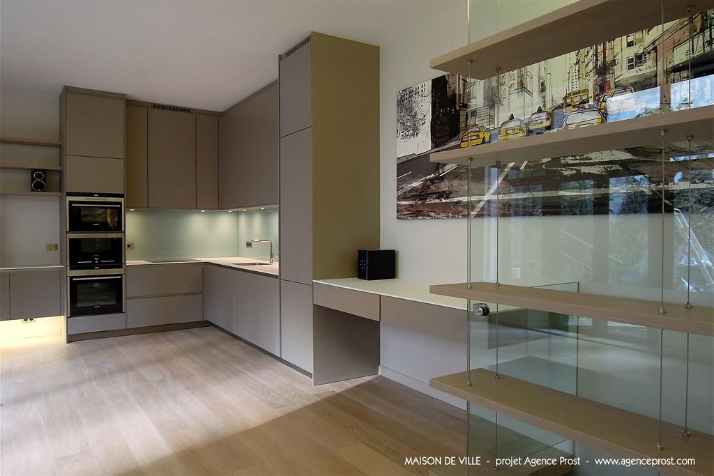 Grande cuisine sans ilot avec plan de travail en corian
