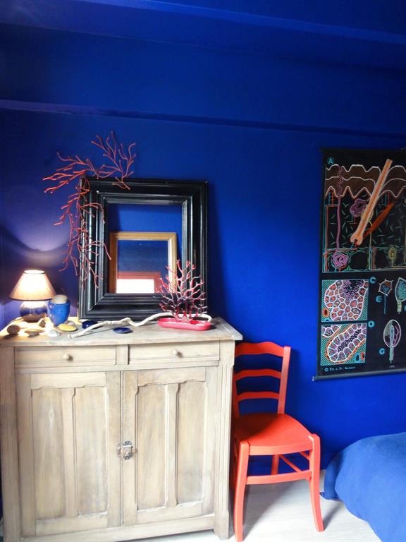 Mur et plafond bleu pour une immersion totale dans l'ambiance marine