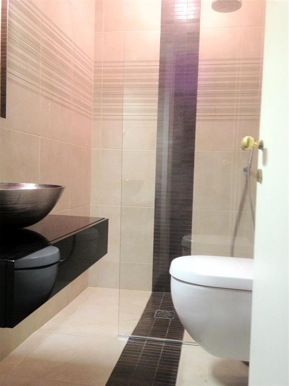 Détail du carrelage de la salle de bain