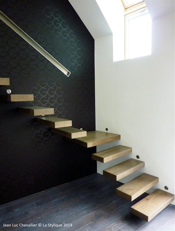 Cet escalier design flottant en bois est une création