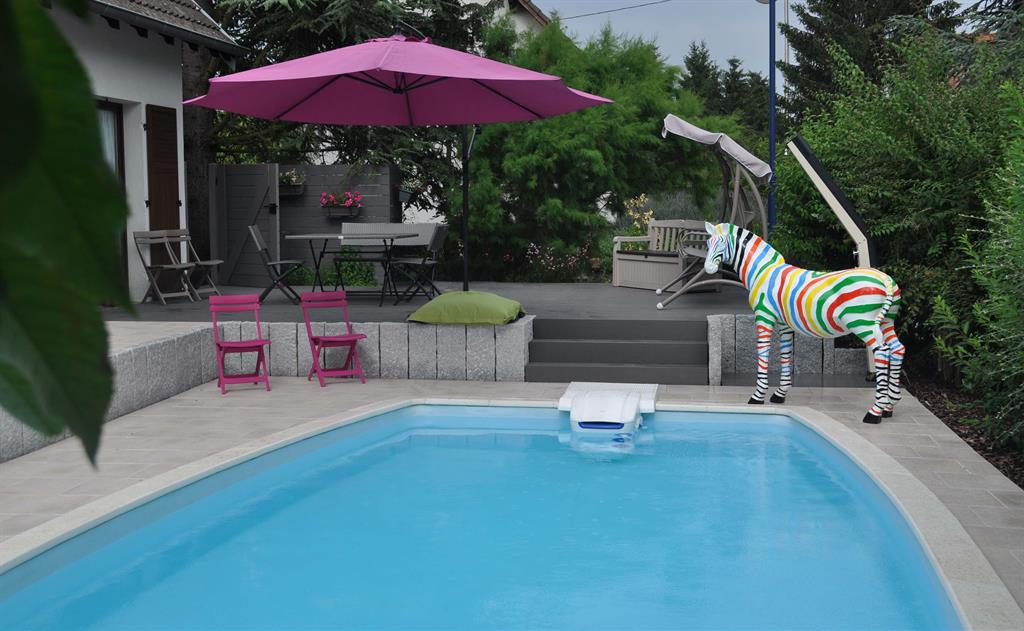 Piscine turquoise moderne