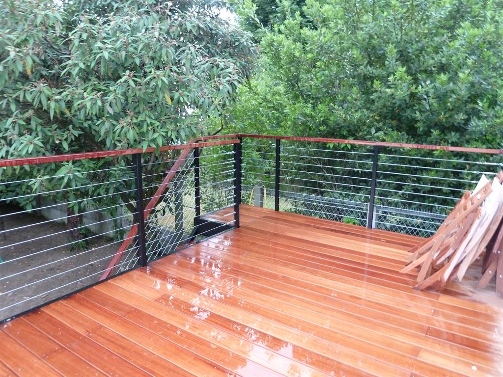 Terrasse en bois exotique et garde corps en acier