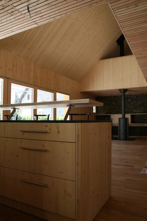 Pièce à vivre avec grande hauteur sous-plafond