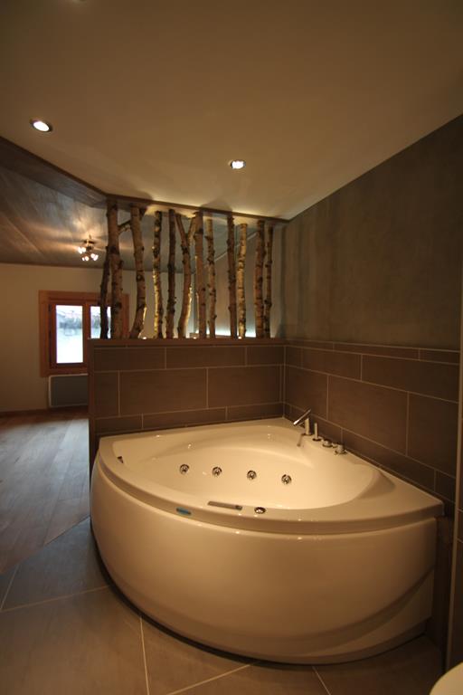 Salle de bain ouverte sur chambre principale