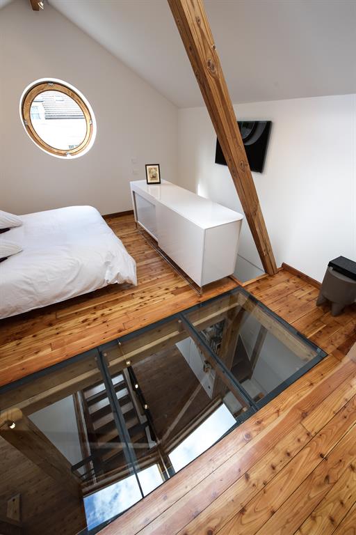 La chambre est accessible par un escalier