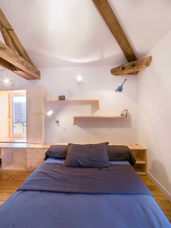 Chambre en soupente avec poutres apparentes
