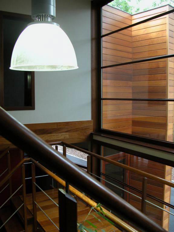 Détail de la baie vitrée depuis l'escalier