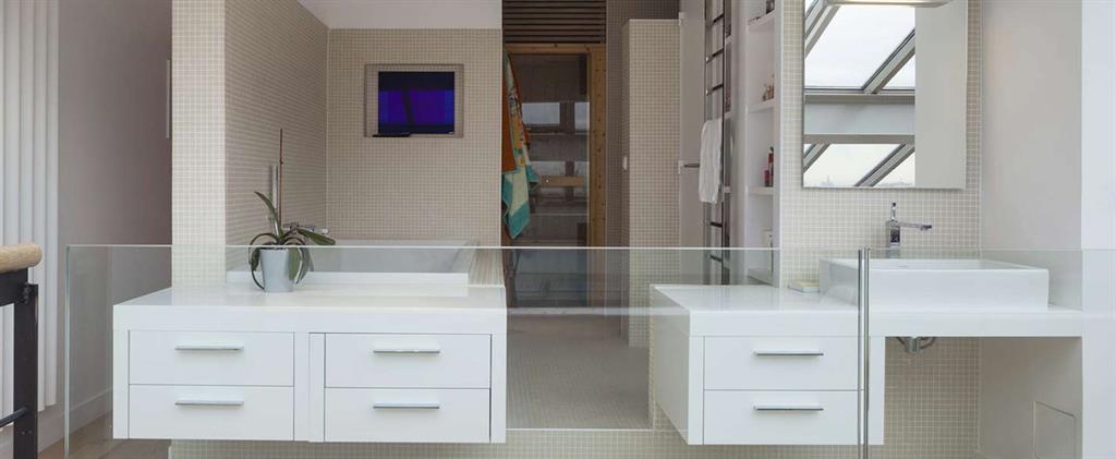Salle de bain avec demie-cloison en verre
