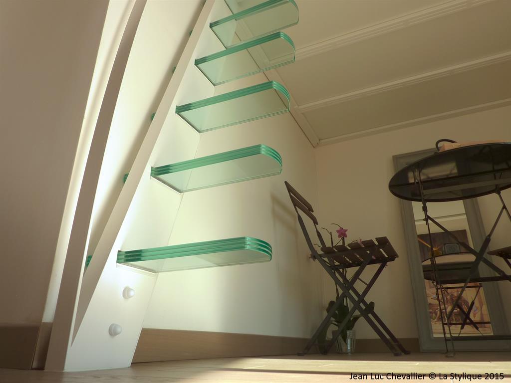 Cette mezzanine et cette échelle design aux marches suspendues sont une création