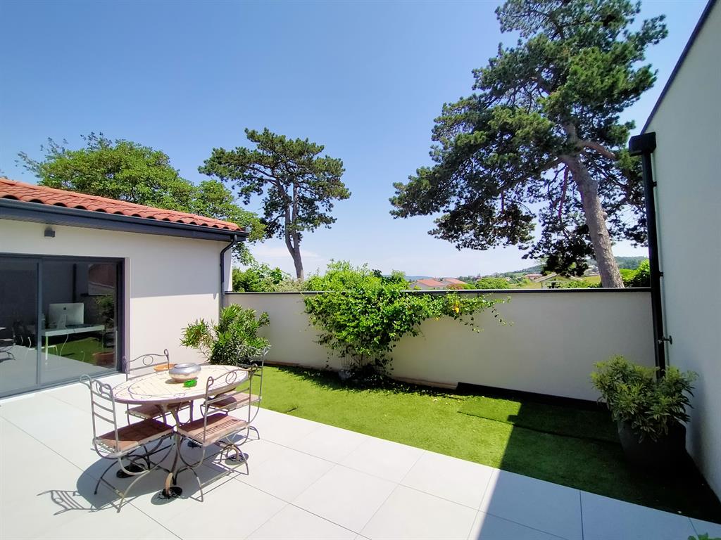 Patio EST dédié aux petits-déjeuners ensoleillés 