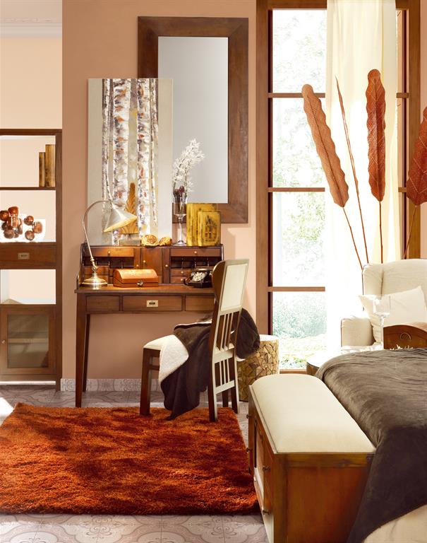 Chambre chaleureuse dans les tons bois et orangés