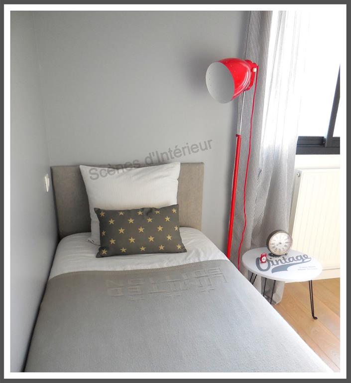 Linge de lit gris et blanc