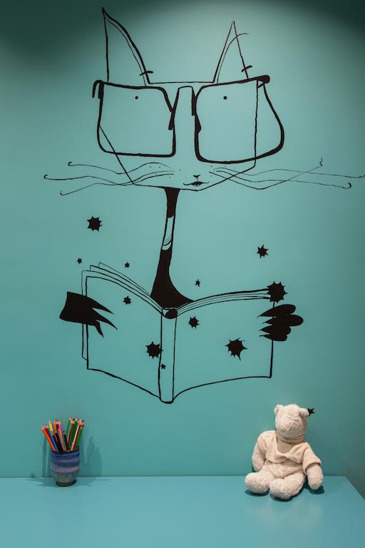 Détail du mur bleu avec décor mural peint à la main