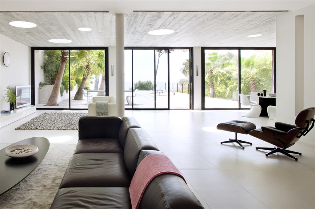 Grand salon moderne et lumineux