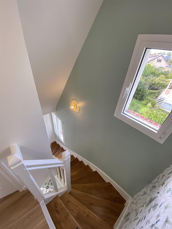 L’escalier qui dessert le 1er étage de la maison