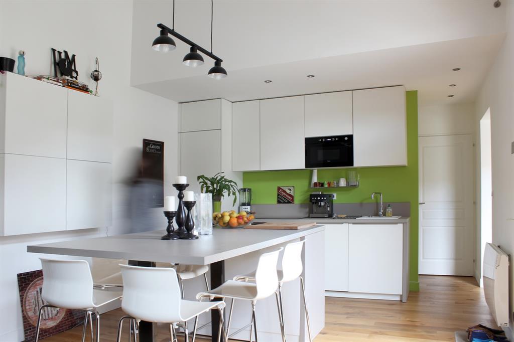 Cuisine réhaussée d'un mur vert