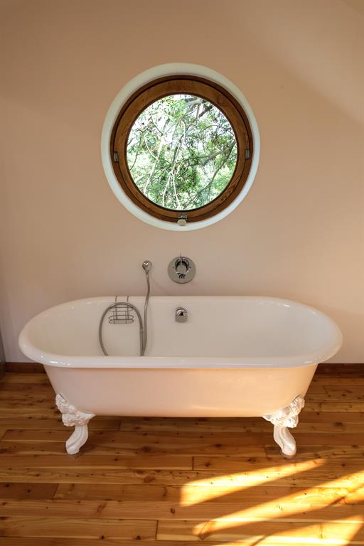 La baignoire posée comme un meuble met en valeur l'oculus