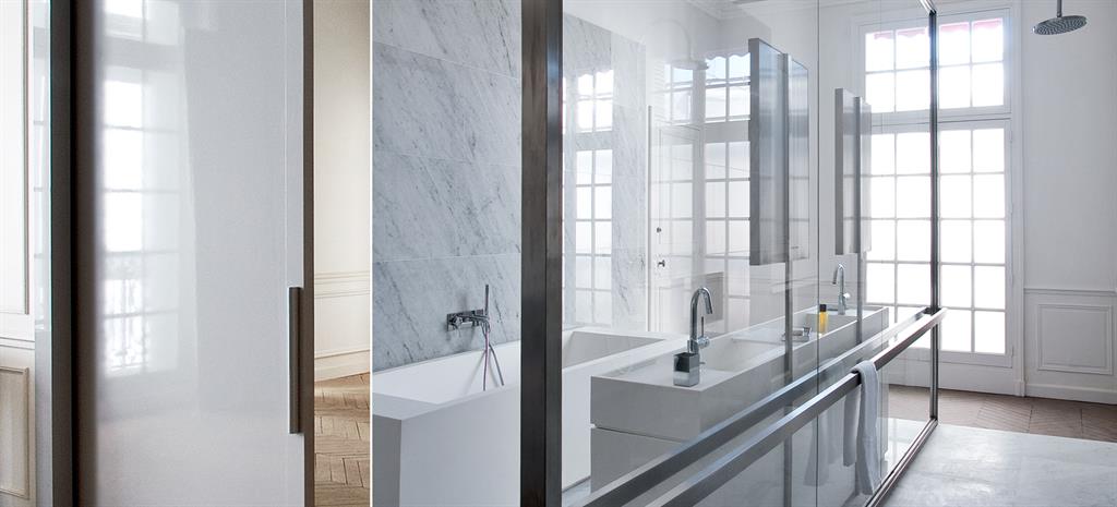 Salle de bain tout en marbre avec douche et baignoire