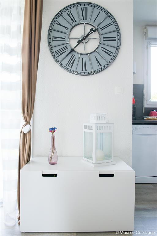 Grosse horloge de style industriel aux chiffres romains