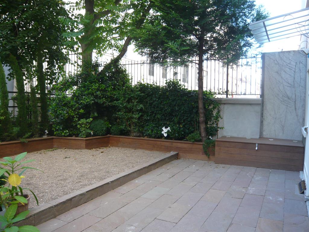 Petit jardin clos avec bordures et coffre en bois