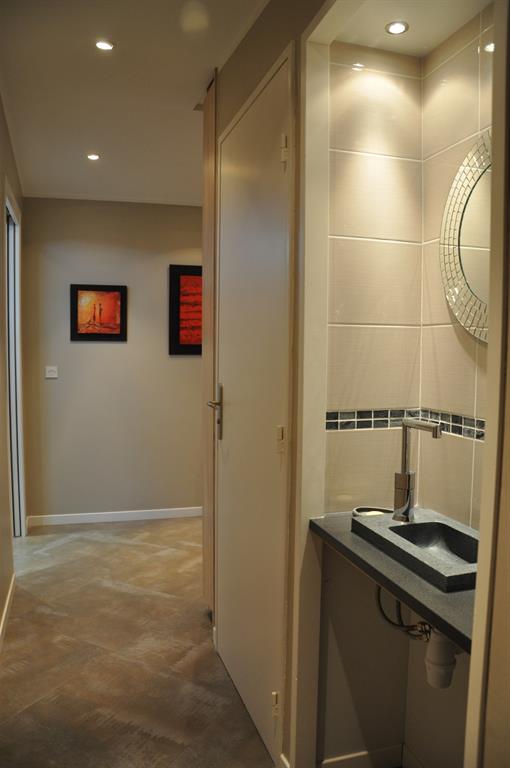 Couloir avec coin lave main