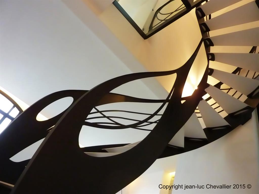 Cet escalier design débillardé en métal d'inspiration Art Nouveau est une création