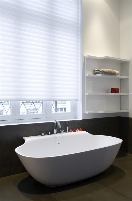 Baignoire îlot contemporaine dans la salle de bain